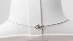 Collier pendentif cercle en or blanc et diamants