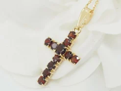 Collier pendentif croix en or jaune et grenats