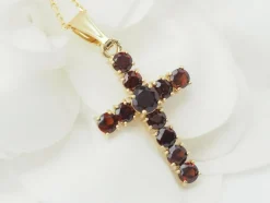 Collier pendentif croix en or jaune et grenats