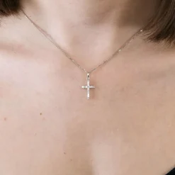 COLLIER PENDENTIF "CROIX" OR & DIAMANTS.