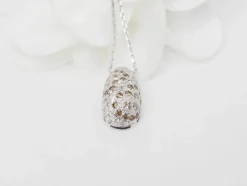 Collier pendentif dôme en or blanc et diamants