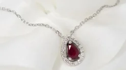 Collier pendentif en or blanc, diamants et Rubis en poire