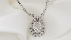 Collier pendentif en or blanc et diamants