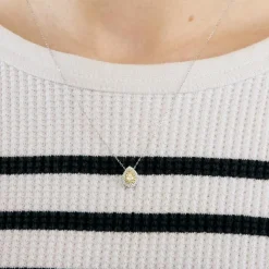 Collier pendentif en or blanc, diamants jaune, dit "fancy" et diamants