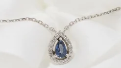 Collier pendentif en or blanc, saphir et diamants