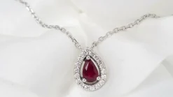 Collier pendentif en or blanc, diamants et Rubis en poire