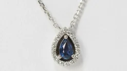 Collier pendentif en or blanc, saphir et diamants