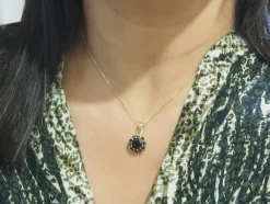 Collier pendentif en or jaune et grenats