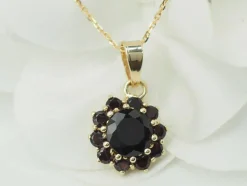 Collier pendentif en or jaune et grenats