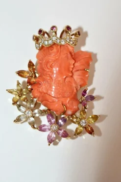 Collier Pendentif Femme Couronnée Corail Et Gemmes