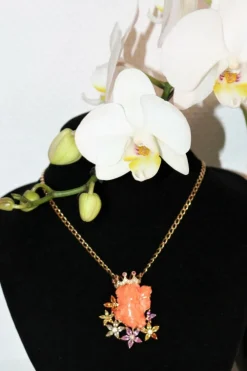 Collier Pendentif Femme Couronnée Corail Et Gemmes