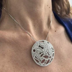 Collier pendentif floral et diamants