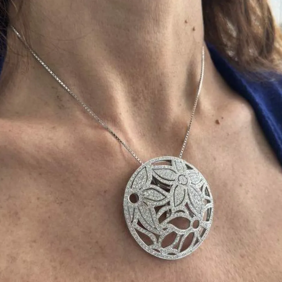 Collier pendentif floral et diamants