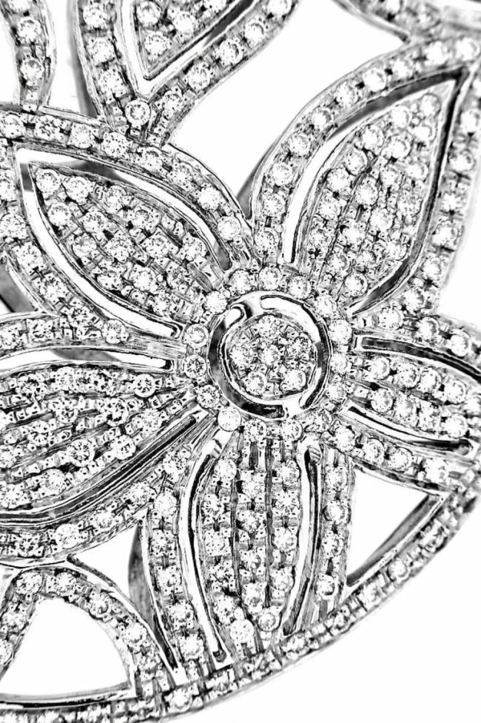 Collier pendentif floral et diamants
