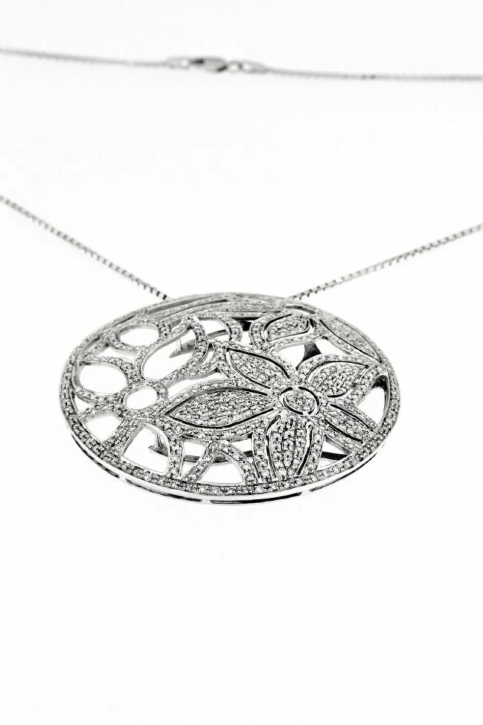Collier pendentif floral et diamants