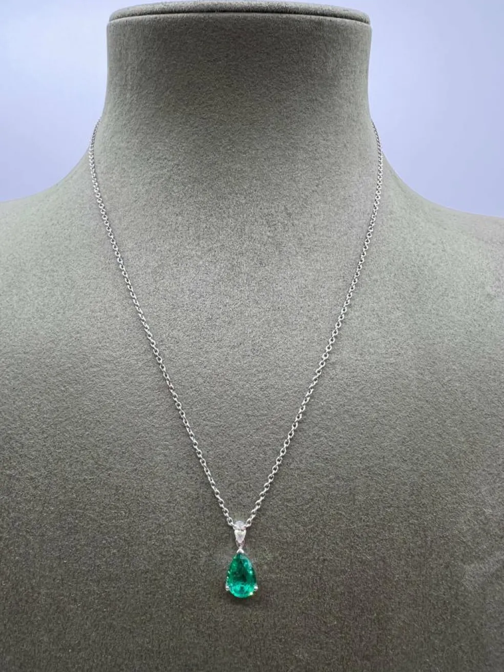 Collier pendentif émeraude 1, 32 diamants or blanc 18 carats