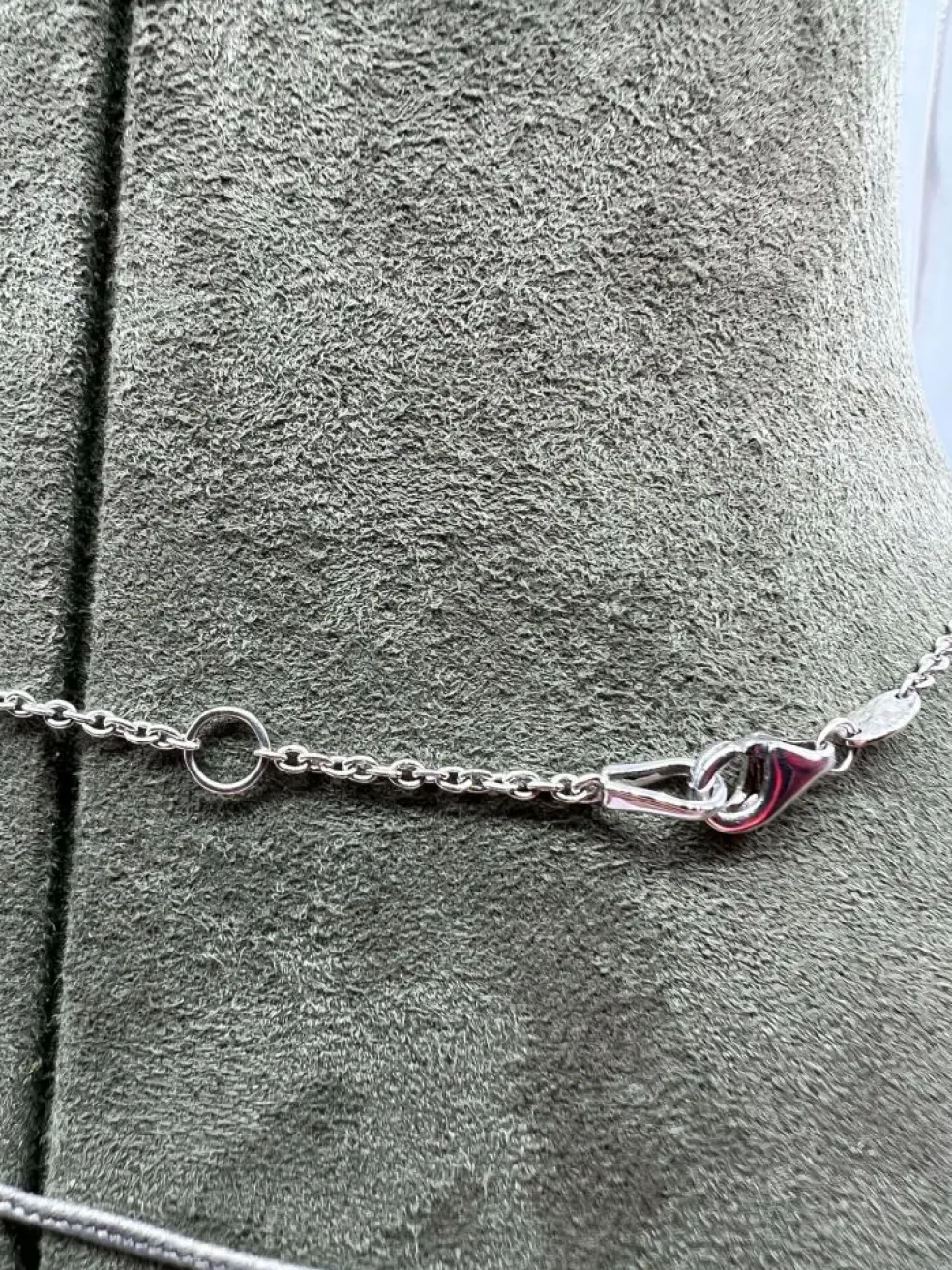 Collier pendentif émeraude 1, 32 diamants or blanc 18 carats