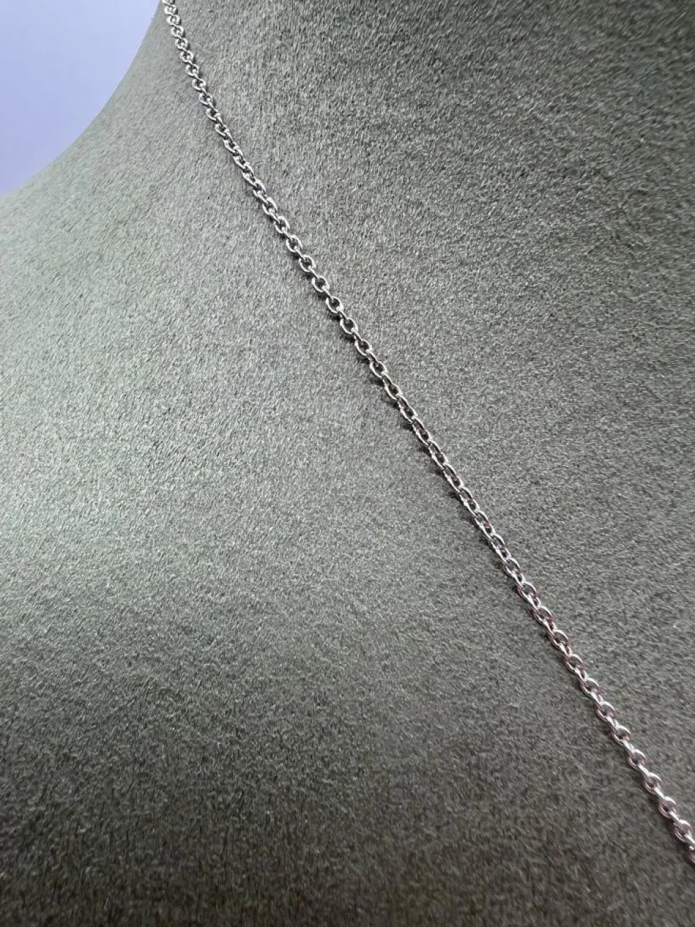 Collier pendentif émeraude 1, 32 diamants or blanc 18 carats