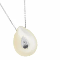Collier pendentif nacre et diamant