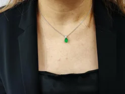 Collier pendentif or blanc, émeraude et diamant