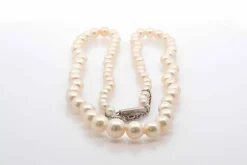 Collier perles de culture et fermoir en or blanc