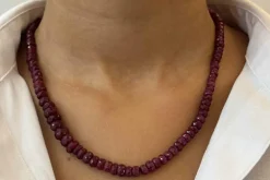 Collier perles de rubis facettés