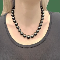 Collier perles de Tahiti, or blanc, diamants.