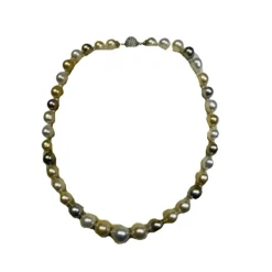 Collier perles des mers du Sud fermoir boule platine et diamants
