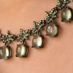 Collier préhnites saphirs oranges et grenats verts