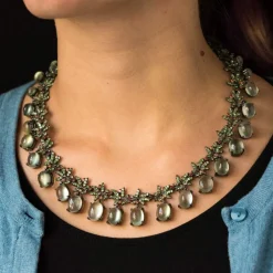 Collier préhnites saphirs oranges et grenats verts