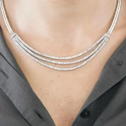 Collier ras de cou en or blanc 18K (750 Millièmes) centré de 3 lignes de diamant