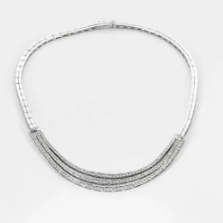 Collier ras de cou en or blanc 18K (750 Millièmes) centré de 3 lignes de diamant