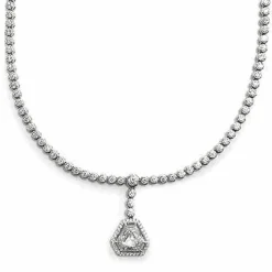 Collier rivière en blanc serti de diamants soutenant un diamant triangulaire.