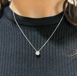 Collier solitaire diamant et or blanc