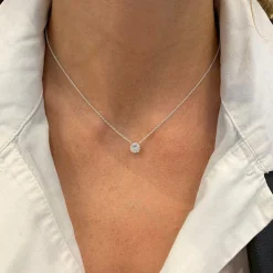 Collier solitaire diamant.
