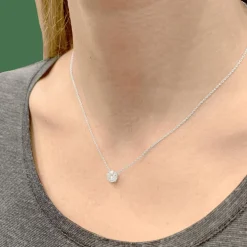 Collier solitaire diamant.