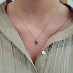 Collier solitaire en or blanc, émeraude