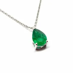 Collier solitaire en or blanc, émeraude