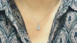 Collier solitaire or blanc et topaze bleue