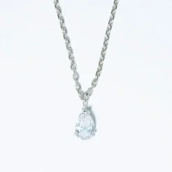 Collier solitaire or blanc et diamant poire 0.60 ct