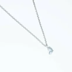 Collier solitaire or blanc et diamant poire 0.60 ct