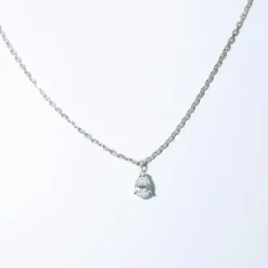 Collier solitaire or blanc et diamant poire 0.60 ct