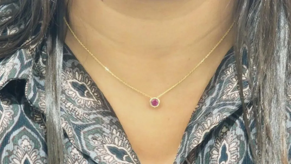 Collier solitaire or jaune et rubis