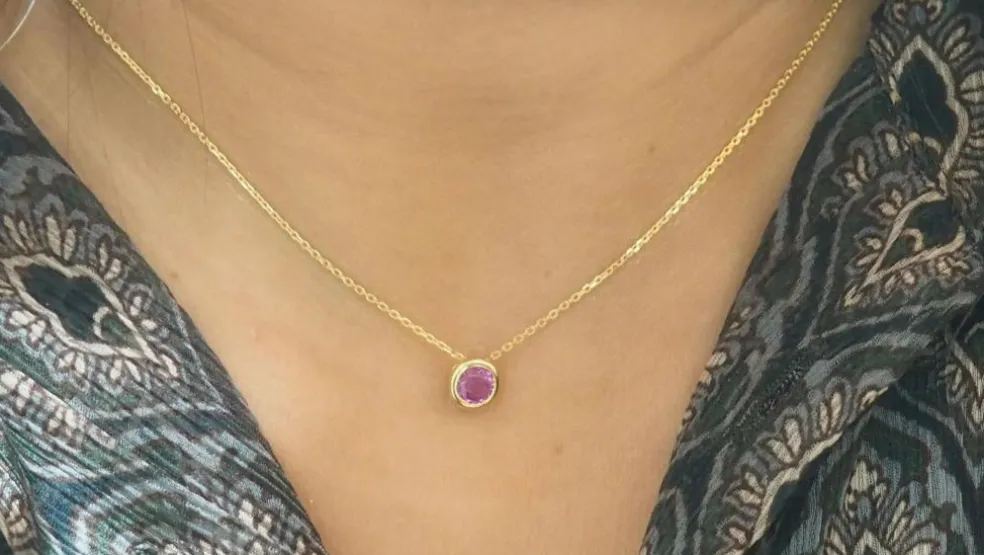 Collier solitaire or jaune et rubis
