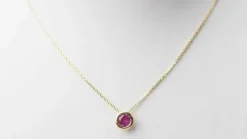 Collier solitaire or jaune et rubis