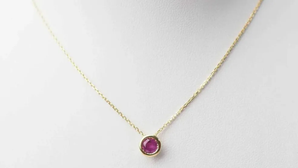 Collier solitaire or jaune et rubis