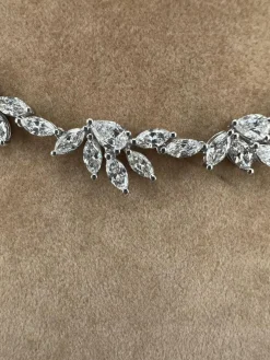 Collier tennis diamants marquise et poires, or blanc