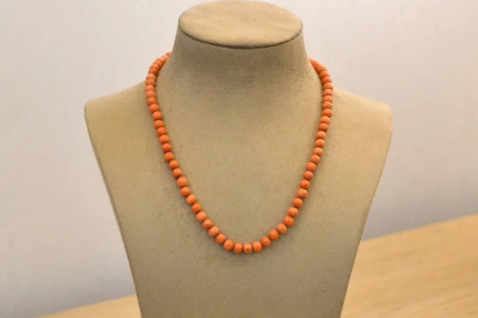 Collier vintage corail et fermoir en or et diamants