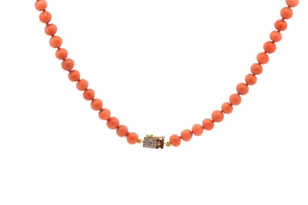 Collier vintage corail et fermoir en or et diamants