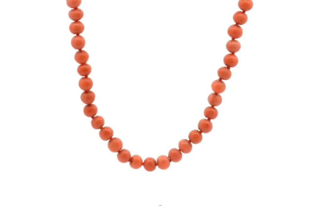 Collier vintage corail et fermoir en or et diamants